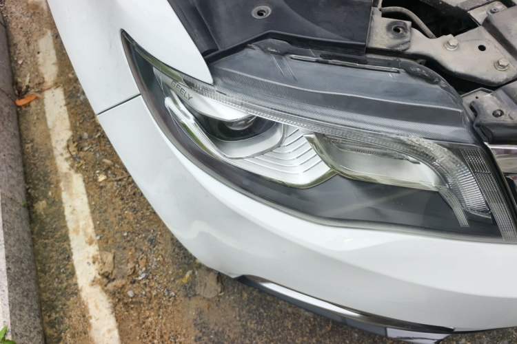 Used Geely Auto Emgrand X7 Sport 2016 1.8TD Automatic All-Wheel-Drive ZhiZun Edition Right Front Headlight