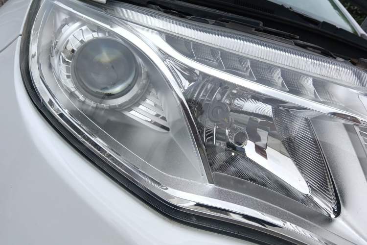 Used Geely Auto Emgrand X7 Sport 2016 2.0L Manual ZhiShang Version Right Front Headlight