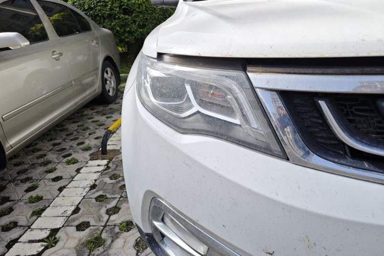 Used Geely Auto Emgrand X7 Sport 2016 1.8TD Automatic All-Wheel-Drive ZhiZun Edition Right Front Headlight