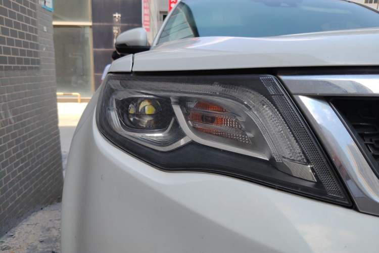 Used Geely Auto Emgrand X7 Sport 2016 1.8TD Automatic All-Wheel Drive Smart Version Right Front Headlight