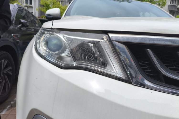 Used Geely Auto Emgrand X7 Sport 2016 1.8TD Automatic ZhiShang Model Right Front Headlight