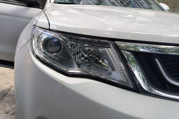Used Geely Auto Emgrand X7 Sport 2016 1.8TD Automatic ZhiShang Model Right Front Headlight