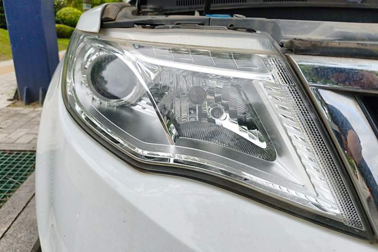 Used Geely Auto Emgrand X7 Sport 2016 2.0L Manual ZhiShang Version Right Front Headlight