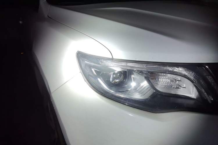 Used Geely Auto Emgrand X7 Sport 2016 1.8TD Automatic ZhiZun Version Right Front Headlight