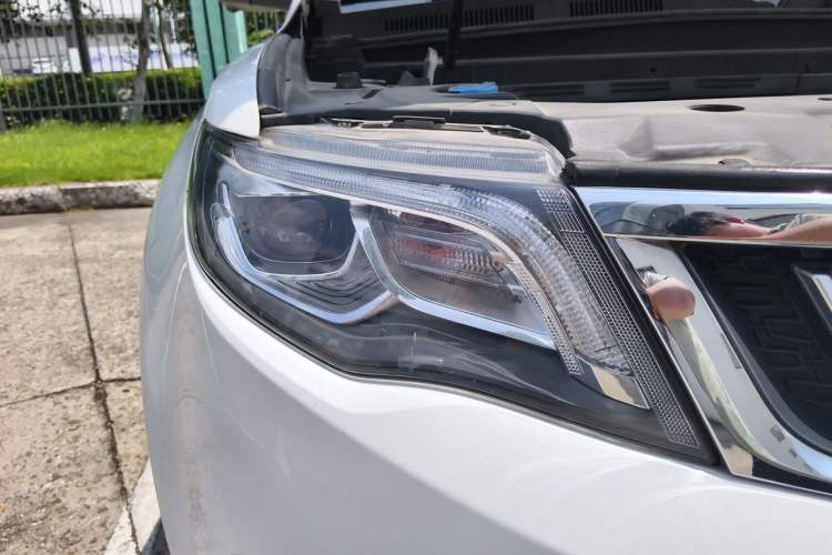 Used Geely Auto Emgrand X7 Sport 2016 1.8TD Automatic ZhiZun Version Right Front Headlight