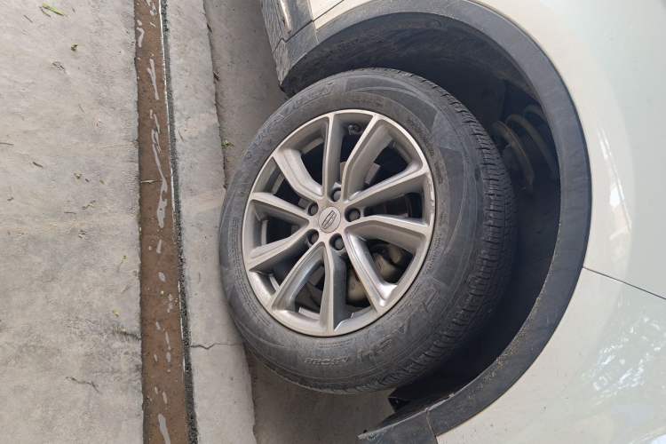 Used Geely Auto Emgrand X7 Sport 2016 1.8TD Automatic Smart Model Right Front Wheel Hub