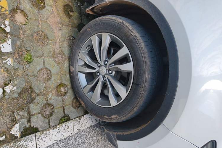 Used Geely Auto Emgrand X7 Sport 2016 1.8TD Automatic ZhiZun Version Right Front Wheel Hub
