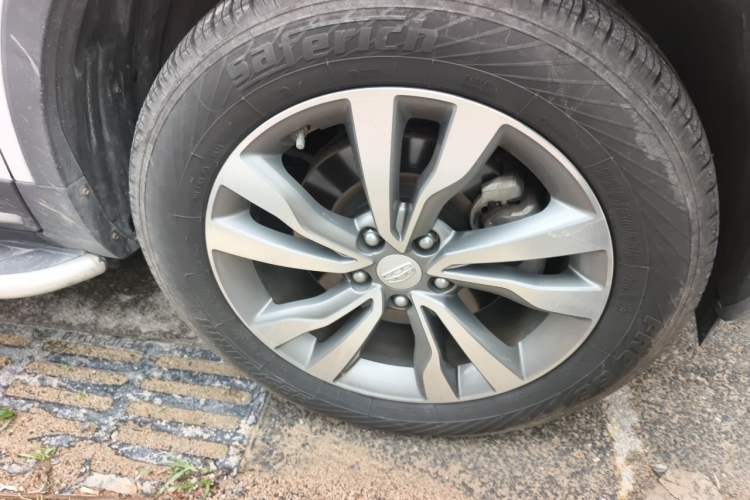 Used Geely Auto Emgrand X7 Sport 2016 1.8TD Automatic All-Wheel-Drive ZhiZun Edition Right Front Wheel Hub