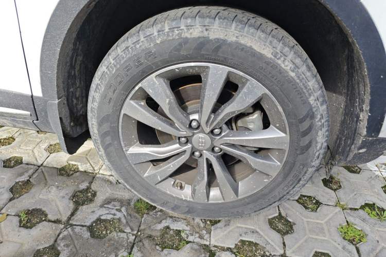 Used Geely Auto Emgrand X7 Sport 2016 1.8TD Automatic All-Wheel-Drive ZhiZun Edition Right Front Wheel Hub