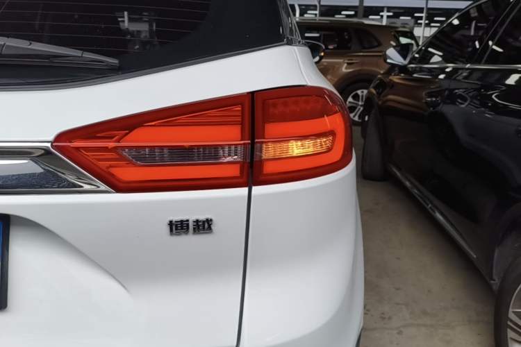 Used Geely Auto Emgrand X7 Sport 2016 1.8TD Automatic Smart Model Right Rear Taillight