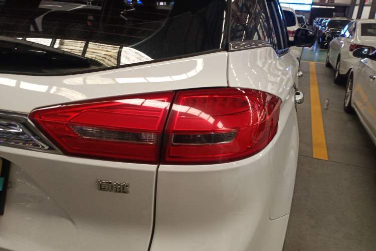Used Geely Auto Emgrand X7 Sport 2016 1.8TD Automatic Smart Model Right Rear Taillight