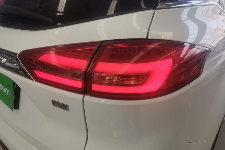Used Geely Auto Emgrand X7 Sport 2016 1.8TD Automatic All-Wheel-Drive ZhiZun Edition Right Rear Taillight
