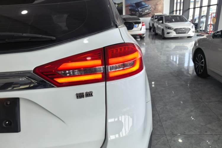 Used Geely Auto Emgrand X7 Sport 2016 2.0L Manual Smart Connect Version Right Rear Taillight