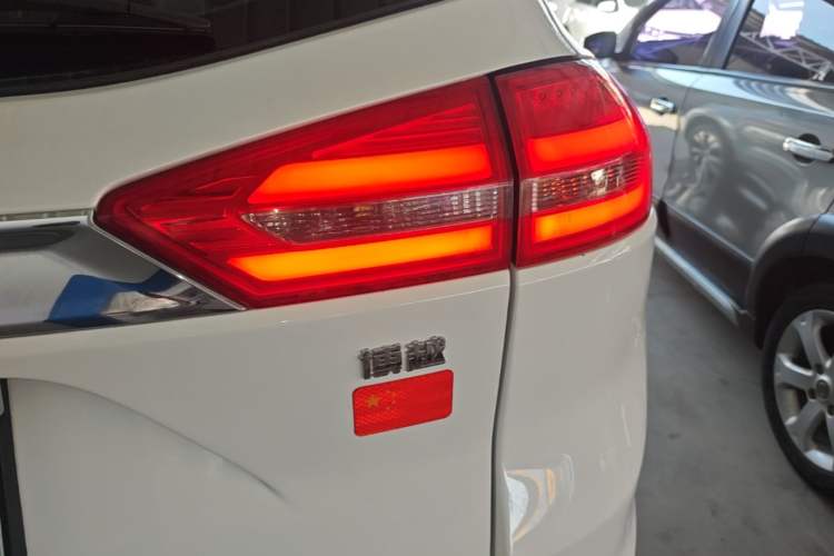 Used Geely Auto Emgrand X7 Sport 2016 1.8TD Automatic Smart Model Right Rear Taillight