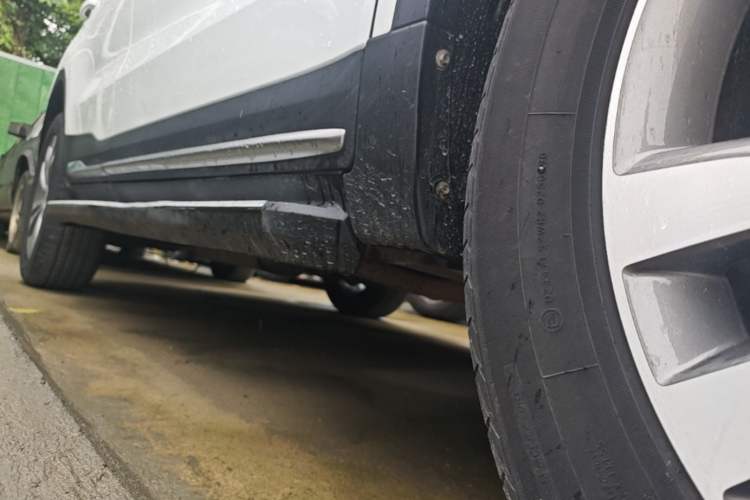Used Geely Auto Emgrand X7 Sport 2016 1.8TD Automatic Smart Connectivity Version Right Side Sill