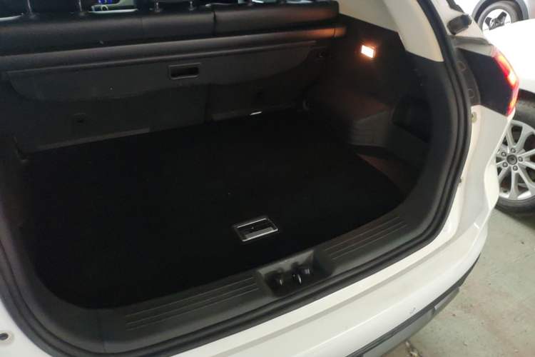 Used Geely Auto Emgrand X7 Sport 2016 1.8TD Automatic ZhiShang Model Trunk