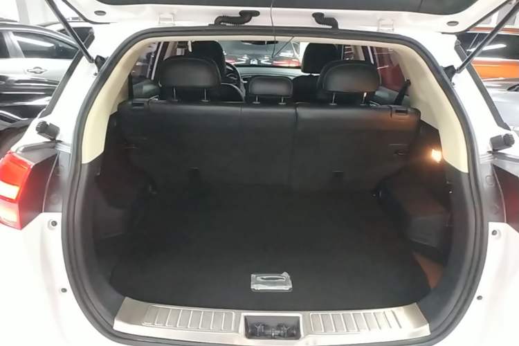 Used Geely Auto Emgrand X7 Sport 2016 1.8TD Automatic ZhiShang Model Trunk