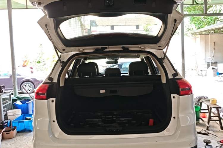 Used Geely Auto Emgrand X7 Sport 2016 2.0L Manual Smart Connect Version Trunk