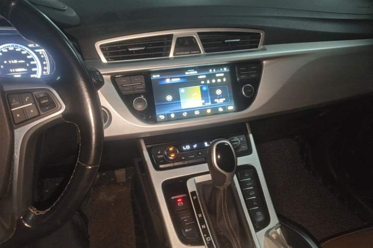 Used Geely Auto Emgrand X7 Sport 2016 1.8TD Automatic All-Wheel Drive Smart Version Audio And AC Panel