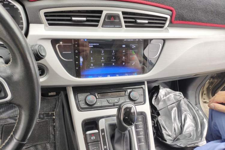 Used Geely Auto Emgrand X7 Sport 2016 1.8TD Automatic Smart Connectivity Version Audio And AC Panel