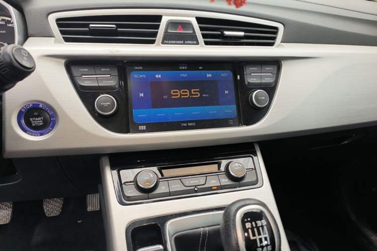 Used Geely Auto Emgrand X7 Sport 2016 2.0L Manual ZhiShang Version Audio And AC Panel