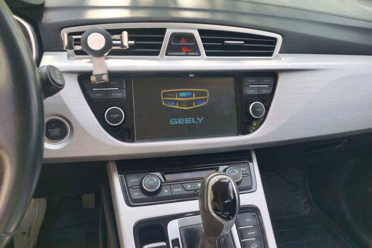 Used Geely Auto Emgrand X7 Sport 2016 1.8TD Automatic Smart Connectivity Version Audio And AC Panel