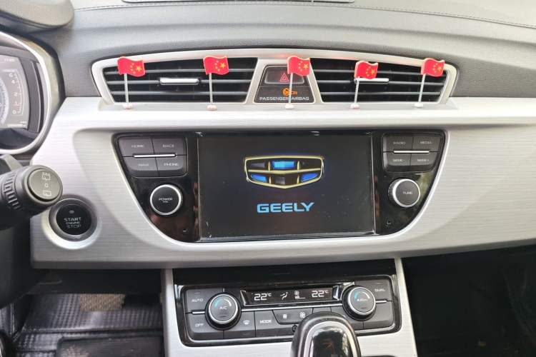 Used Geely Auto Emgrand X7 Sport 2016 1.8TD Automatic Smart Connectivity Version Audio And AC Panel