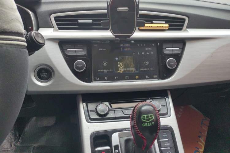 Used Geely Auto Emgrand X7 Sport 2016 1.8TD Automatic Smart Connectivity Version Audio And AC Panel