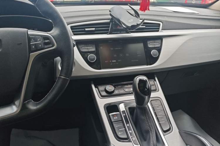 Used Geely Auto Emgrand X7 Sport 2016 1.8TD Automatic Smart Connectivity Version Audio And AC Panel
