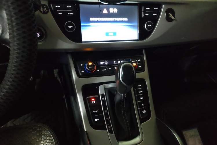 Used Geely Auto Emgrand X7 Sport 2016 1.8TD Automatic All-Wheel Drive Smart Version Audio And AC Panel