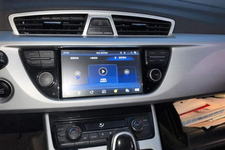 Used Geely Auto Emgrand X7 Sport 2016 1.8TD Automatic Smart Connectivity Version Audio And AC Panel