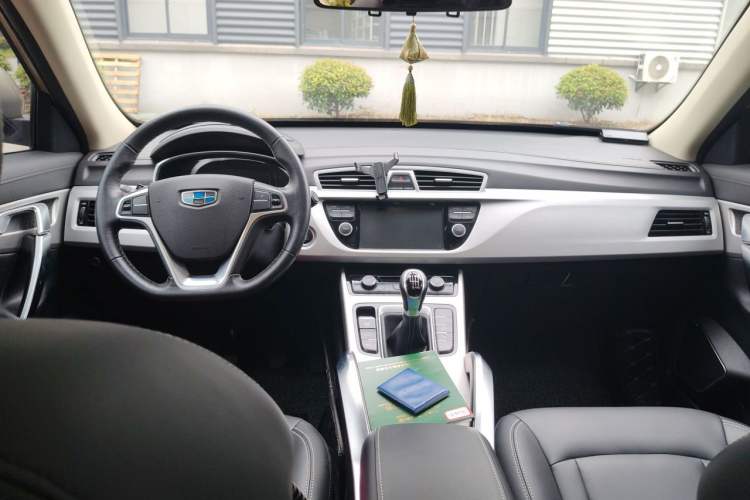 Used Geely Auto Emgrand X7 Sport 2016 2.0L Manual ZhiShang Version Center Console