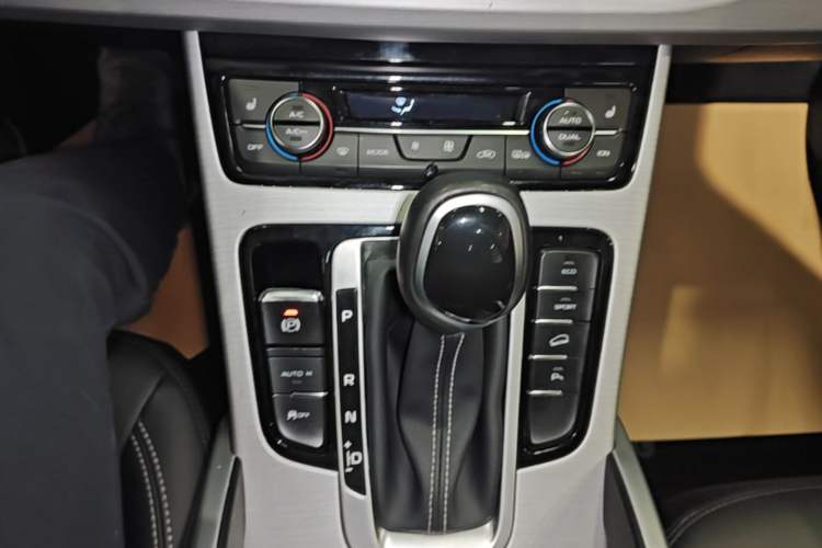 Used Geely Auto Emgrand X7 Sport 2016 1.8TD Automatic Smart Model Gear Lever