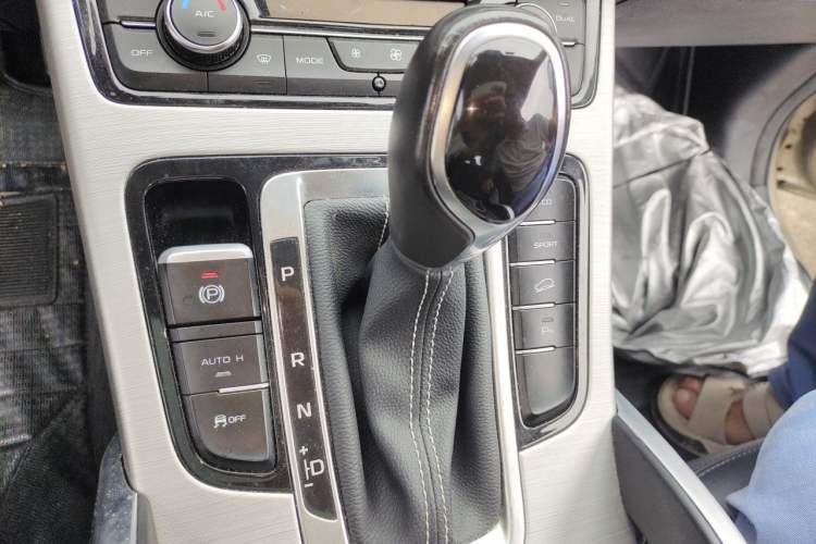 Used Geely Auto Emgrand X7 Sport 2016 1.8TD Automatic Smart Connectivity Version Gear Lever