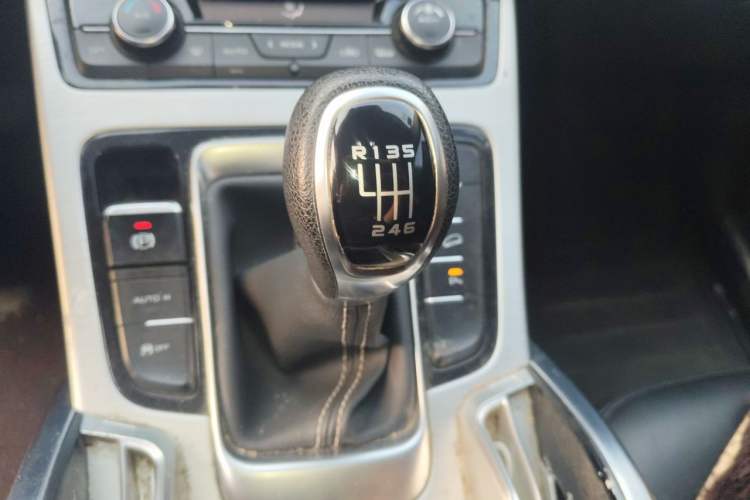Used Geely Auto Emgrand X7 Sport 2016 2.0L Manual Smart Connect Version Gear Lever