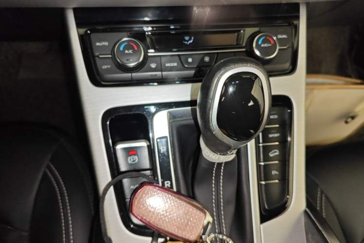 Used Geely Auto Emgrand X7 Sport 2016 1.8TD Automatic ZhiShang Model Gear Lever