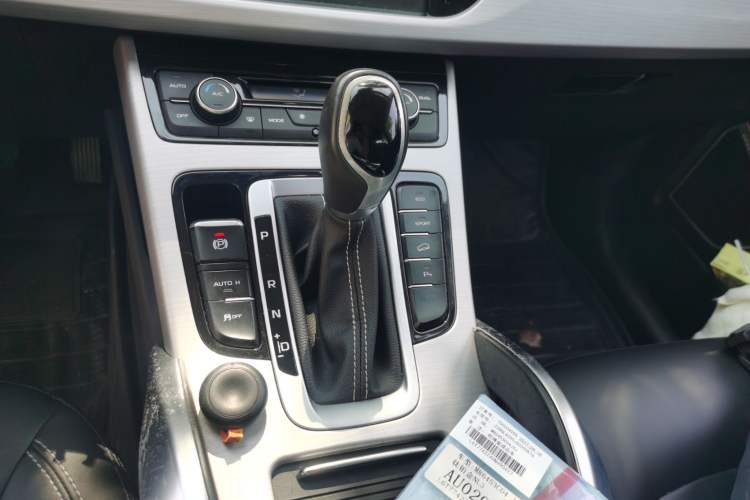 Used Geely Auto Emgrand X7 Sport 2016 1.8TD Automatic Smart Connectivity Version Gear Lever