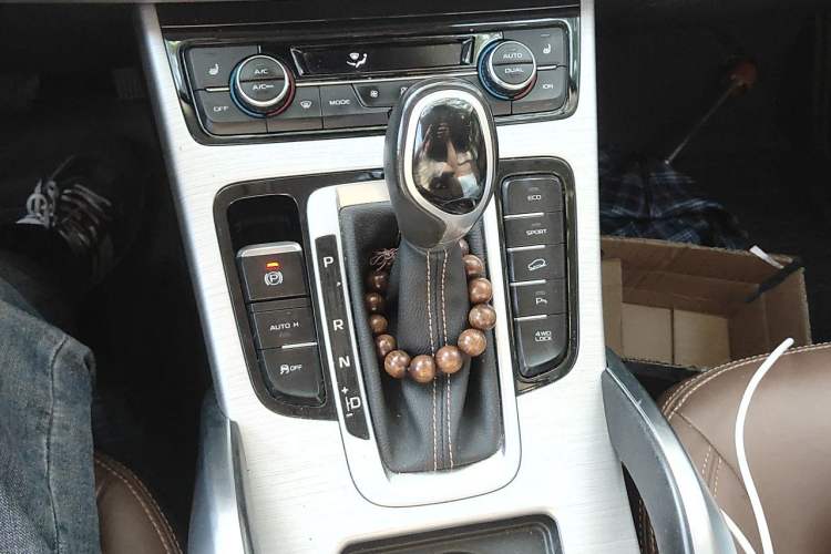 Used Geely Auto Emgrand X7 Sport 2016 1.8TD Automatic All-Wheel-Drive ZhiZun Edition Gear Lever