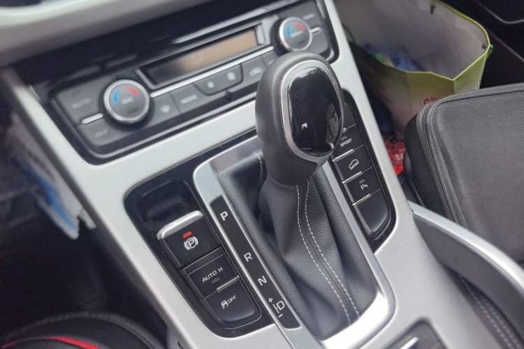 Used Geely Auto Emgrand X7 Sport 2016 1.8TD Automatic Smart Connectivity Version Gear Lever