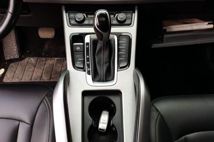 Used Geely Auto Emgrand X7 Sport 2016 1.8TD Automatic Smart Connectivity Version Gear Lever