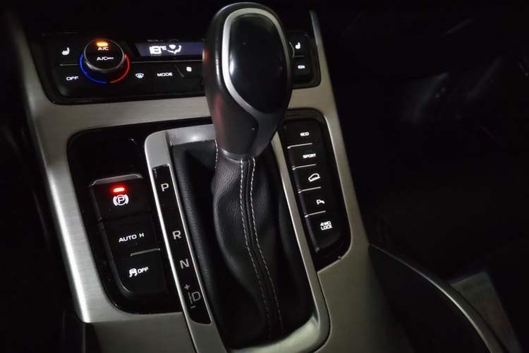 Used Geely Auto Emgrand X7 Sport 2016 1.8TD Automatic All-Wheel Drive Smart Version Gear Lever