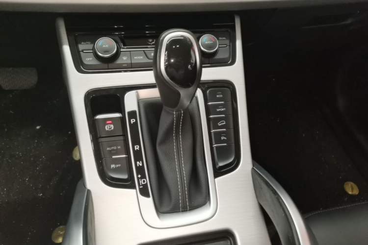 Used Geely Auto Emgrand X7 Sport 2016 1.8TD Automatic Smart Connectivity Version Gear Lever