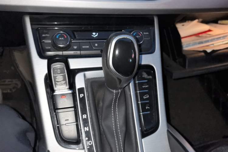 Used Geely Auto Emgrand X7 Sport 2016 1.8TD Automatic Smart Connectivity Version Gear Lever