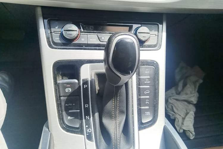 Used Geely Auto Emgrand X7 Sport 2016 1.8TD Automatic All-Wheel-Drive ZhiZun Edition Gear Lever