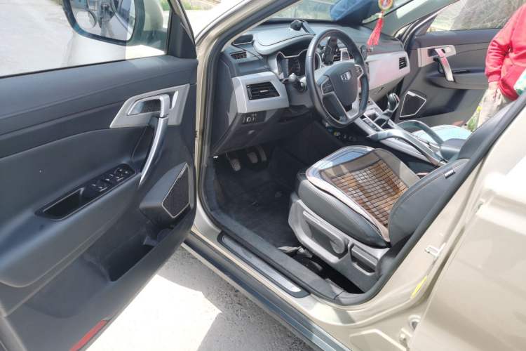 Used Geely Auto Emgrand X7 Sport 2016 2.0L Manual ZhiShang Version Interior 3