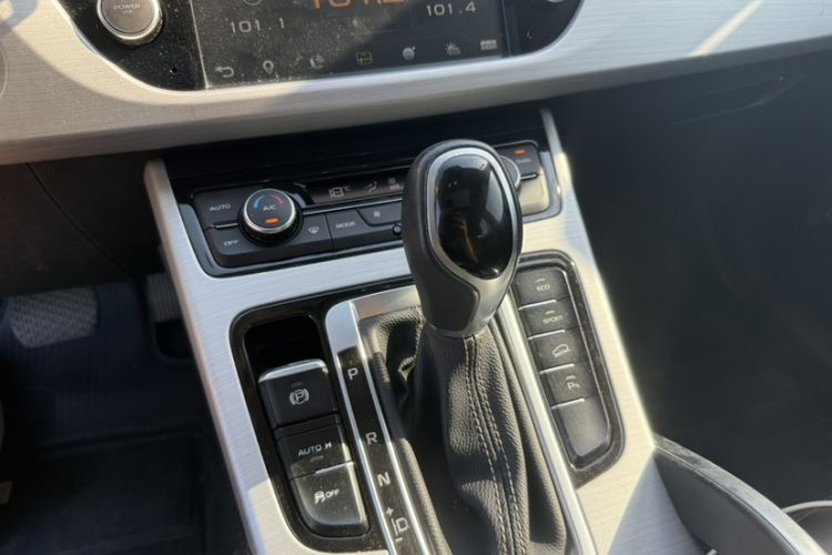 Used Geely Auto Emgrand X7 Sport 2016 1.8TD Automatic Smart Connectivity Version Interior 4