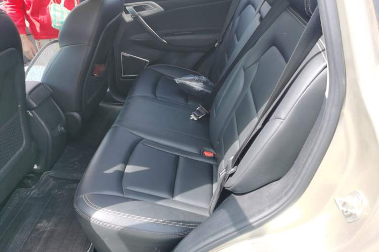 Used Geely Auto Emgrand X7 Sport 2016 2.0L Manual ZhiShang Version Interior 4