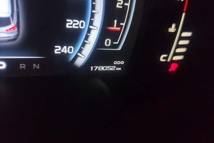 Used Geely Auto Emgrand X7 Sport 2016 1.8TD Automatic Smart Connectivity Version Odometer Close Up