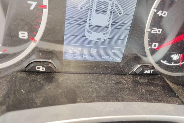 Used Geely Auto Emgrand X7 Sport 2016 1.8TD Automatic Smart Connectivity Version Odometer Close Up