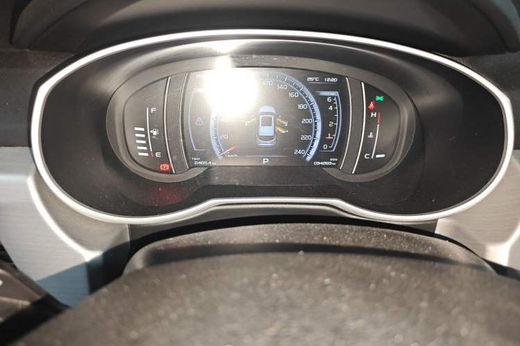 Used Geely Auto Emgrand X7 Sport 2016 1.8TD Automatic ZhiShang Model Odometer Close Up
